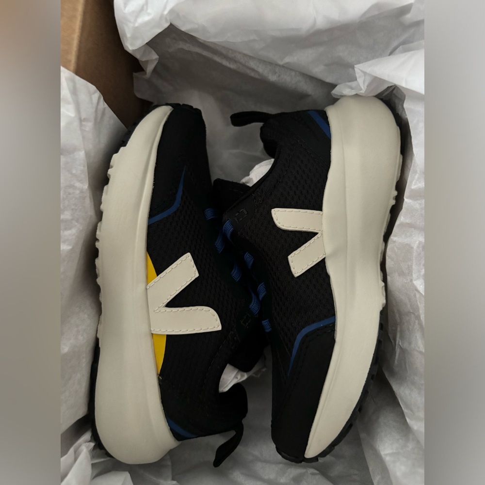 Brand new  VEJA canary trainers -EU 29 fits like a 11 US